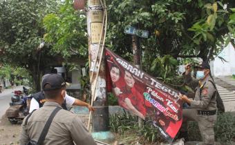 Penertiban terhadap Alat Peraga Kampanye (APK) Oleh Badan Pengawas Pemilihan Umum (Bawaslu) Kota Surakarta bersama tim dari Satuan Polisi Pamong Praja (Satpol PP) Kota Surakarta (Part 2)