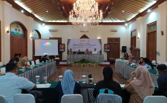 Anggota Bawaslu Surakarta saat membuka Rakernis Pengawasan Penyusunan Dan Pemutakhiran Data Pemilihan Pada Pemilihan Kepala Daerah 2024 di Kusuma Sahid Prince Hotel (24/06/24)