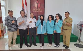 Foto bersama penerimaan mahasiswa magang Kordiv SDMO, Kordiv HPS, Dosen Pebimbing, Mahasiswa Magang dan Korsek Bawaslu Kota Surakarta