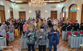 Foto bersama Anggota Bawaslu Surakarta, Agus Sullistyo (kiri), Prof. H. Amir Junaidi (Tengah) dan Rahadi, S. Pd (Kanan)