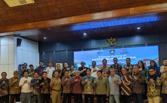 Foto bersama Walikota Surakarta, Anggota Komisi II DRP RI, Ketua dan Anggota Bawaslu/KPU di Surakarta, Boyolali, Sukoharjo, Klaten