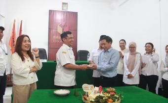 pemberian potong tumpeng dari Ketua kepada Koordinator Sekretariat Bawaslu Kota Surakarta