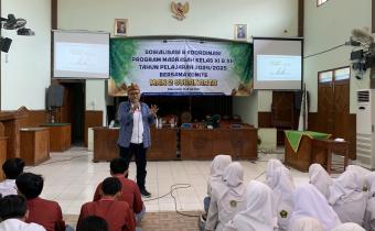 Anggota Bawaslu Surakarta (Kordiv P2H), Agus Sulistyo saat memberikan sosialisasi di MAN 2 Surakarta