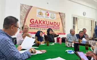 Kordiv Pencegahan, Parmas dan Humas, Agus Sulistyo memimpin rapat koordinasi dengan Panwascam se Kota Surakarta