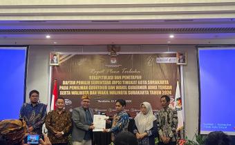 Anggota Bawaslu Kota Surakarta, Agus Sulistyo sampaikan saran perbaikan hasil pengawasan coklit kepada Ketua dan Anggota KPU Kota Surakarta