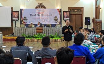 Narasumber Dian Pertama sedang memberikan materi kepada peserta