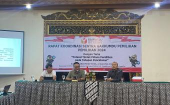 AKP Raya Sumirang (kiri), Fajar SAKA (tengah) sebagai narasumber dan Arif Nuryanto (kanan) sebagai moderator saat memberikan pemaparan materi