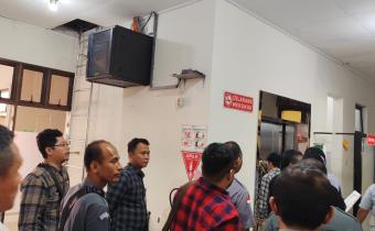 Anggota Bawaslu Kota Surakarta, Setyo Puji saat memastikan lokasi tes kesehatan Calon Walikota dan Wakil Walikota