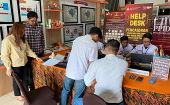 Anggota Bawaslu Kota Surakarta, Poppy Kusuma sedang memastikan kesesuaian dokumen pendaftaran bakal pasangan calon Walikota dan Walikota Surakarta 