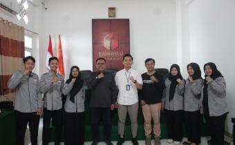 Foto bersama penerimaan mahasiswa magang Kordiv P2H, Dosen Pebimbing, Mahasiswa Magang dan Korsek Bawaslu Kota Surakarta