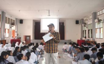 Agus Sulistyo, Kordiv P2H Bawaslu Kota Surakarta saat menjadi narasumber di SMA N 6 Surakarta