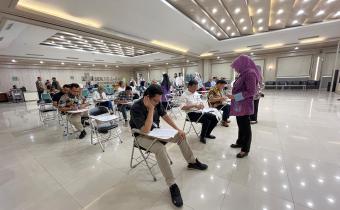 Situasi Pemerikasaan Kesehatan Bakal Pasangan Calon Bupati dan Wakil Bupati serta Walikota dan Wakil Walikota di RSUD Moewardi