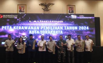 Pemukulan Kentongan sebagai tanda Peluncuran Peta Kerawanan Pilkada Solo 2024