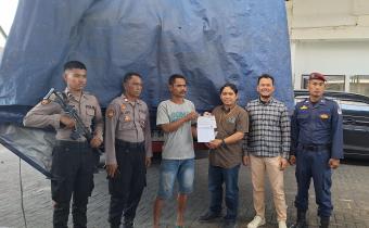 Foto Bersama Anggota Bawaslu Kota Surakarta, Fifta Angga dengan Ketua KPU Surakarta, Tim Keamanan Kepolisian dan Driver Pengirim Logistik Bilik Suara Pilkada 2024