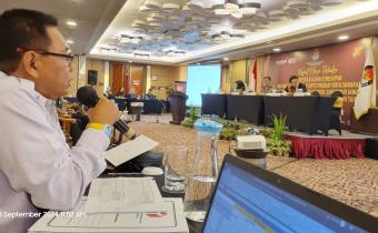 Agus Sulistyo, Anggota Bawaslu Kota Surakarta saat menyampaikan saran perbaikan dan imbauan kepada KPU Surakarta