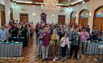 Foto Bersama dengan Narasumber dan Peserta