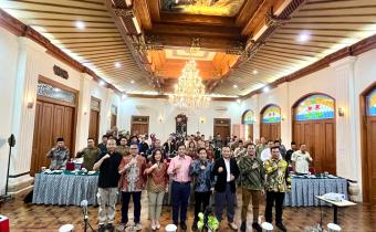 Foto Bersama Ketua dan Anggota Bawaslu dengan Narasumber dan Peserta Rapat Koordinasi