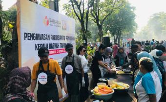 Kerumunan dan antusias masyarakat terhadap rujak anti money politik, anti hoax dan anti sara di stand Bawaslu CFD Solo