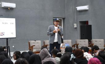 Agus Sulistyo, Anggota Bawaslu Kota Surakarta saat mengisi kuliah umum di ISI Surakarta