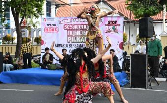 Pertunjukan Bambang Cakilan di Sosialisasi Pengawasan Partisipatif CFD Solo