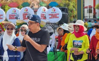 Agus Sulistyo, Anggota Bawaslu Kota Surakarta saat memberikan sosialisasi dikerumunan CFD