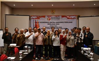 Foto Bersama Anggota Gakkumdu Surakarta dan Pengawas Kecamatan