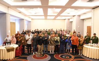 Foto Bersama dengan peserta undangan dan naasumber