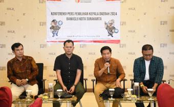 Ketua dan Anggota Bawaslu Kota Surakarta saat melakukan Konferensi Pers