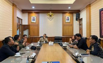 Ketua dan Anggota Bawaslu Kota Surakarta beserta Koordinator Sekretariat saat audiensi dengan Walikota