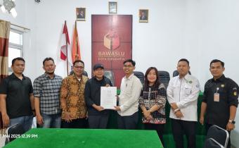 Foto Bersama setelah penandatangan MoU, Ketua dan Anggota Bawaslu Kota Surakarta dan UIN RM Surakarta