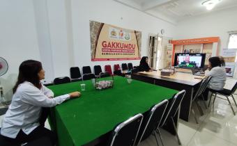 Poppy Kusuma (Kordiv PP dan Datin) beserta staf saat mengikuti zoom sosialisasi monev KIP 2025