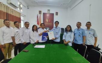 Foto Bersama Bawaslu Kota Surakarta dan RRI Surakarta usai tandatangan MoU 