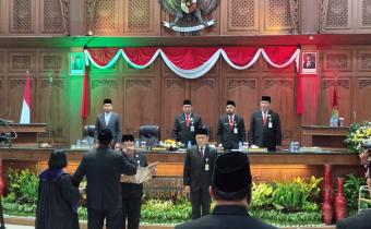 prsosesi pengambilan sumpah janji PAW anggota DPRD Slamet Widodo