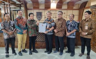 foto bersama setelah penandatanganan MoU dan PKS antara Bawaslu dan Dinas Perpustakaan dan Kearsipan Kota Surakarta