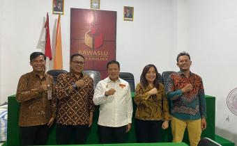 foto bersama Mohammad Toha dengan Anggota Bawaslu dan Koordinator Sekretariat Bawaslu Kota Surakarta saat kunker di Solo