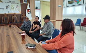 Agus Sulistyo saat koordinasi dengan Ketua dan Anggota KPU Kota Surakarta