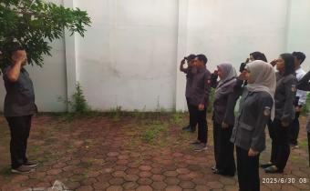 Rafi, Koordinator Sekretariat Bawaslu Kota Surakarta saat memimpin apel rutin mingguan