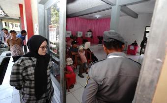 Anggota Bawaslu Lolly Suhenty saat bersama Linmas memantau TPS 1 Desa Cipakat Kabupaten Tasikmalaya, Sabtu (19/4/2025).