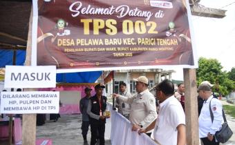 Anggota Bawaslu Herwyn JH Malonda saat ada di TPS lokasi khusus 901 Desa Olaya, Kecamatan Parigi, Sulteng, Rabu (16/4/2025).
