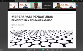 Bawaslu Kota Surakarta saat mengikuti kegiatan zoom diskusi hukum bertajuk Selasa Menyapa, Selasa, (15/07/2025).