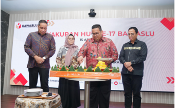 Pemotongan tumpeng sebagai simbolis Tasyakuran HUT ke-17 Bawaslu, Selasa (15/4/2025).