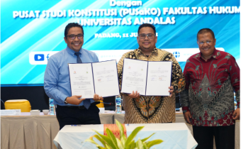 Ketua Bawaslu Rahmat Bagja saat Penandatangan Nota Kesepahaman Bawaslu dan Pusat Studi Konstitusi Fakultas Hukum Universitas Andalas di Padang, Jumat (11/7/2025).