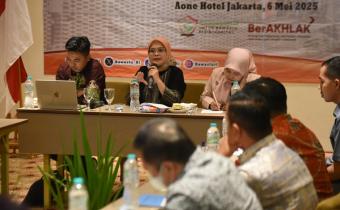 Anggota Bawaslu Lolly Suhenty didampingi Tenaga Ahli Iji Jaelani (kiri) dan Apriyanti Marwah (kanan) saat memimpin diskusi dalam Rapat Penyusunan Strategi Pengawasan Pemutakhiran Data Pemilih Berkelanjutan: Memperkuat Sistem Pengelolaan dan Analisis Data Pengawasan di Jakarta, Selasa (6/5/2025).