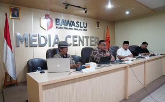 Ketua Bawaslu Rahmat Bagja saat memberikan materi dalam diskusi Bersama media dengan tema Kupas Tuntas Rencana Revisi Undang -Undang Pemilu dan Pemilihan, di Media Center Bawaslu, Kamis, (8/5/2025).