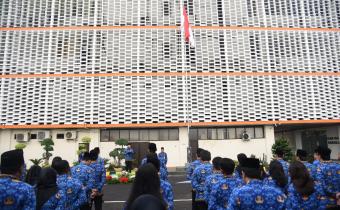 Sekretaris Jenderal Bawaslu Ichsan Fuady sebagai pemimpin upacara saat membacakan sambutannya di Lapangan Bawaslu RI, Jakarta, Selasa (20/5/2025)