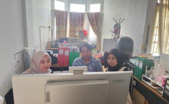 staf Pusdatin Bawaslu saat lakukan monitoring dan evaluasi website Bawaslu Kota Surakarta hasil unifikasi