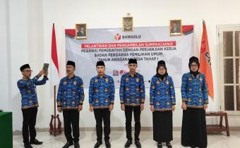 5 staf Bawaslu Kota Surakarta saat diangkat sumpah/janji pada pelantikan PPPK T.A. 2024 Tahap I
