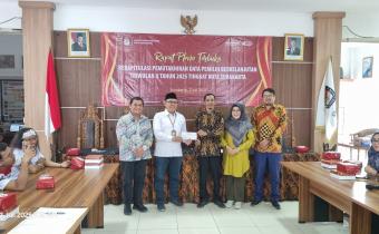 Agus Sulistyo, Kordiv P2H Bawaslu Solo saat menyampaikan saran perbaikan kepada KPU Kota Surakarta