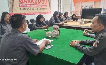 Rafi, Korsek Bawaslu Kota Surakarta saat memimpin rapat rutin mingguan di aula Kantor BawaslU