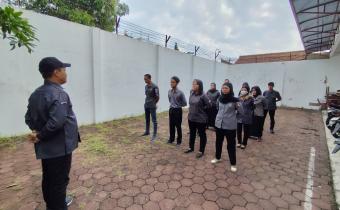 Bawaslu Kota Surakarta saat melaksanakan Apel Pagi di Halaman Kantor